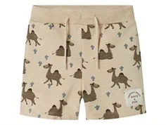 beige sweatshorts med print af dromedarer og små kaktuser samt sidelommer og bindebånd fra Name It 13243317 peyote